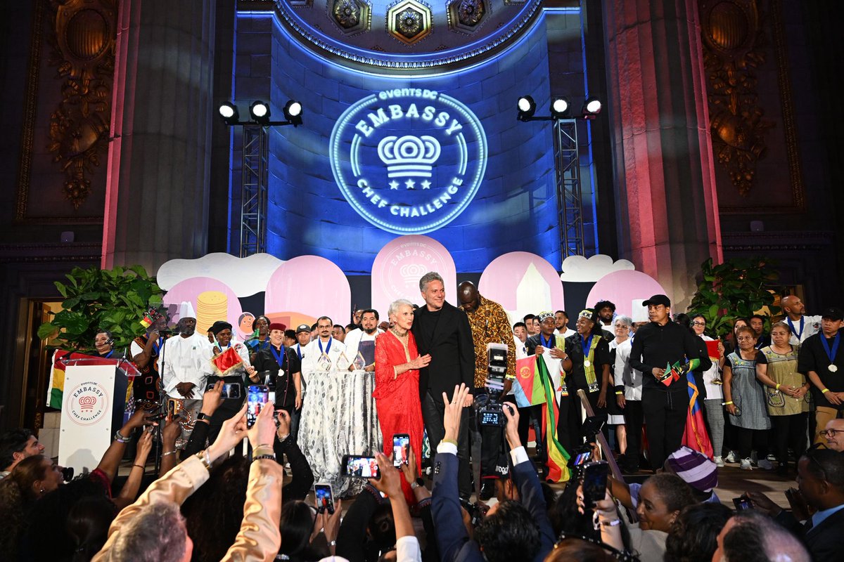 RDenEEUU's tweet image. Participamos con orgullo en el concurso culinario #ChefChallenge, destacando la riqueza y creatividad de nuestra gastronomía.

La Chef dominicana Vanessa Rosario, propietaria de #Guavaartisanalbakery, deleitó con un exquisito postre: Coconut Rum Tres Leches Cake.🇩🇴🍰