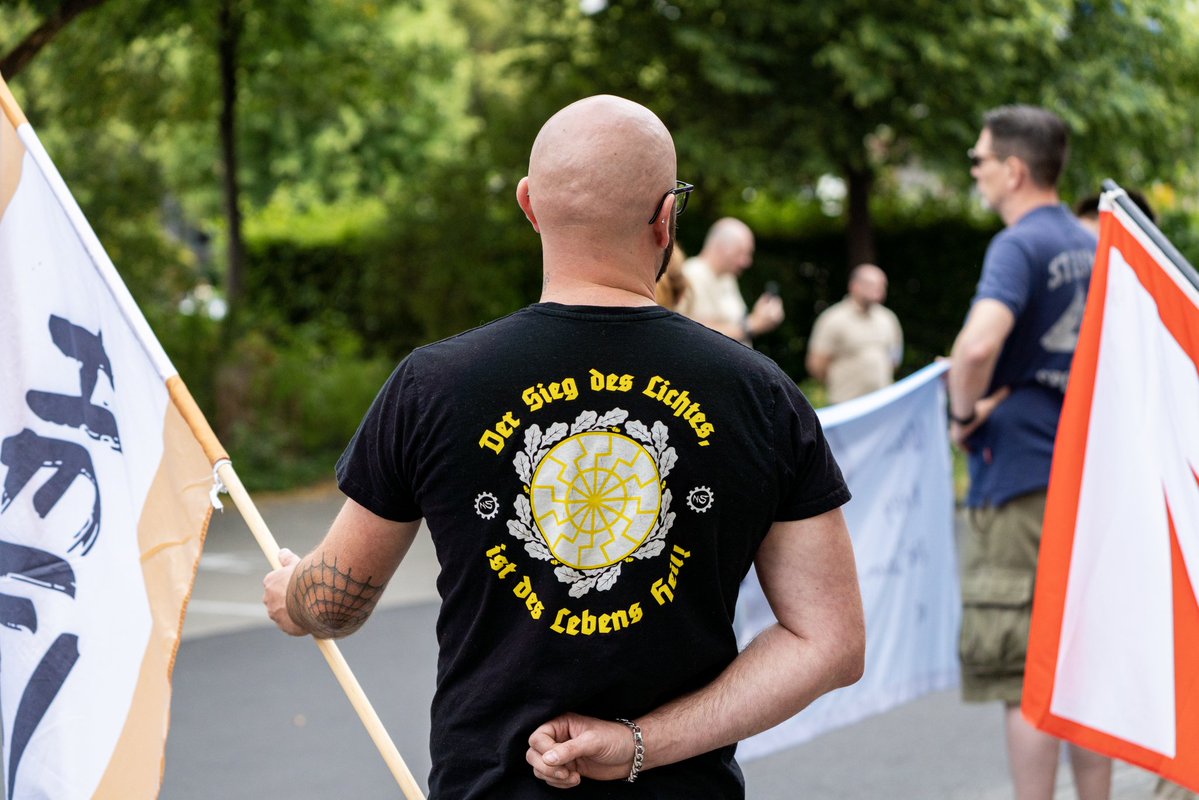 foto_kemp's tweet image. Etwa 50 TN bei #neonazis|tischer Versammlung gegen den #CSD in #Fulda #Hessen am 12.07.2025.
Die Veranstaltung wurde von #DieHeimat und den #JungenNationalisten organisiert.
#fd1207
Alle Fotos: flic.kr/s/aHBqjCmjpf