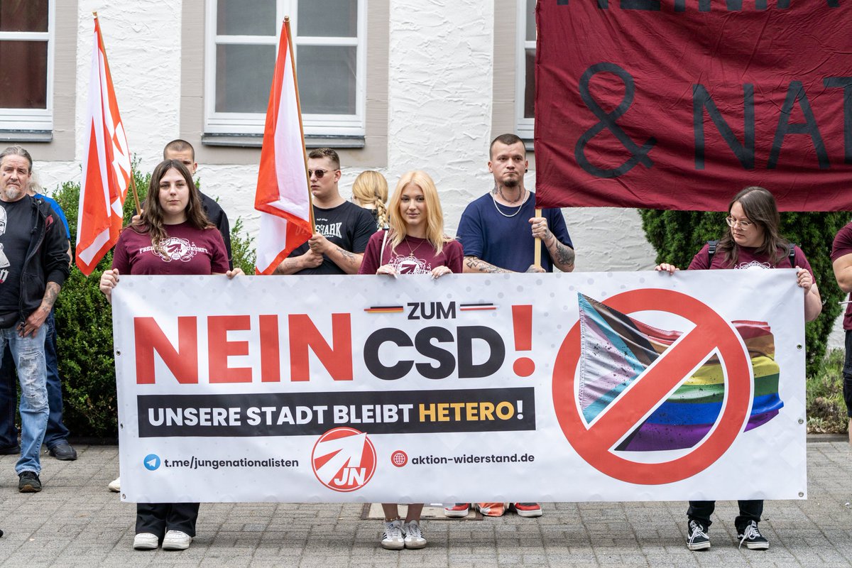 foto_kemp's tweet image. Etwa 50 TN bei #neonazis|tischer Versammlung gegen den #CSD in #Fulda #Hessen am 12.07.2025.
Die Veranstaltung wurde von #DieHeimat und den #JungenNationalisten organisiert.
#fd1207
Alle Fotos: flic.kr/s/aHBqjCmjpf