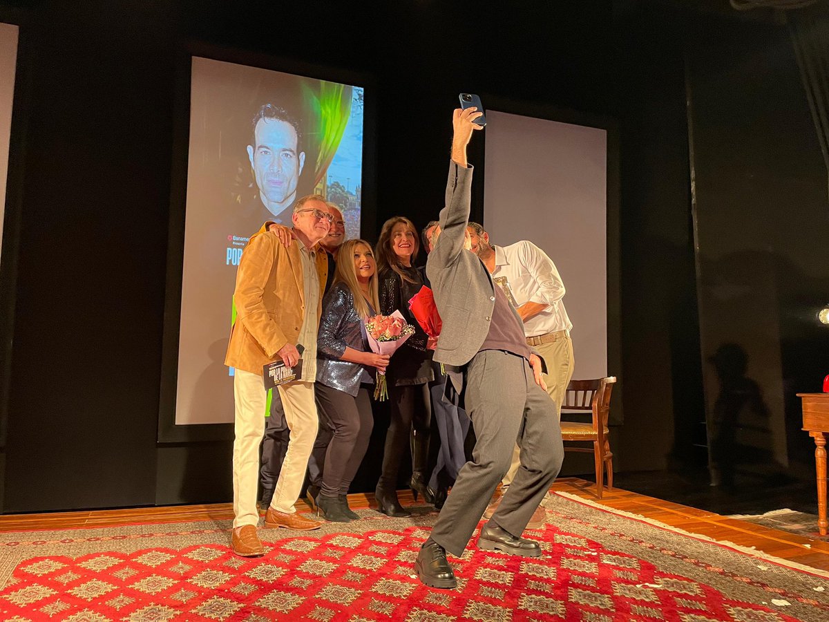 DanielaRomoWeb's tweet photo. Qué alegría, qué gozo, qué privilegio celebrar a Luis Roberto desde el escenario de un teatro🙏🏻
Qué placer ver a dos actores tan geniales en un momento tan maravilloso de creación✨Gracias Roberto Sosa, Gracias Morris Gilbert, Gracias Benjamin Caan por este regalo, gracias Ednita, mi Flavio, Antonio, y gracias a los reencuentros luminosos de una noche como esta, lluviosa pero llena de colores y sonrisas✨
TEATRO VARSOVIA, no se la pierdan,  van a disfrutar👍🏻
Felicidades hijo mío, mejor cobijado no podrías estar💕

#DanielaRomo #Teatro #Madrina #LuisRobertoGuzman #EdnitaNazario #FlavioMedina #RobertoSosa #AntonioSerrano #PorlaPuntaDeLaNariz #TeatroVarsovia #cdmx #Mexico