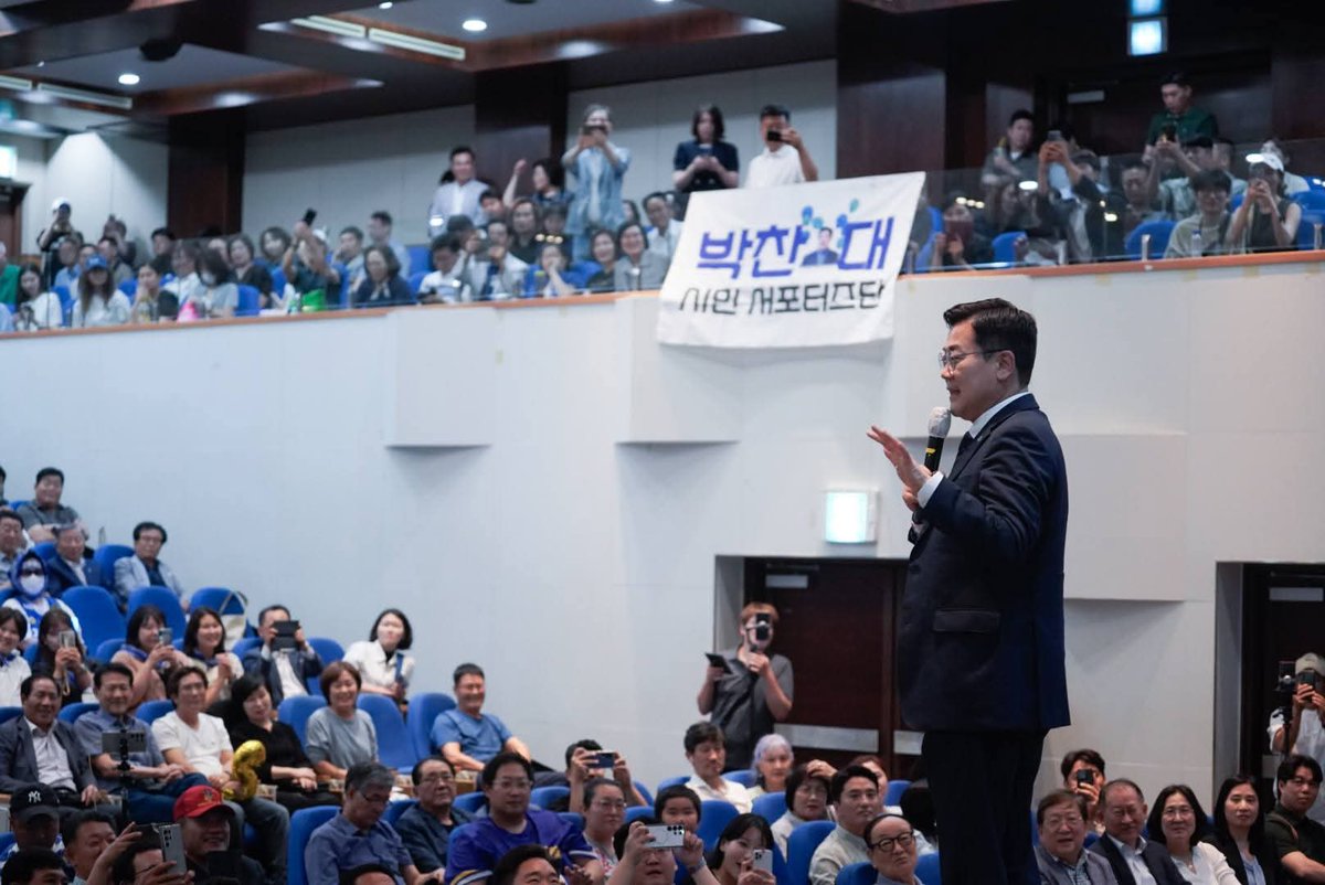 dolpasalon's tweet image. 사회주의자가 됐습니다.
나주, 여수, 인천, 천안, 광주...
&lt;당찬대 토크콘서트&gt; 사회를 도맡아왔습니다.
당심과 의심,
당원 마음과 의원 마음이
다르지 않다는 걸 확인하고 싶었습니다.
사진 속 당원들은 오더 받는 존재가 아닙니다.
조직을 움직이는 힘은
의원 오더가 아니라 당원의 호응입니다.