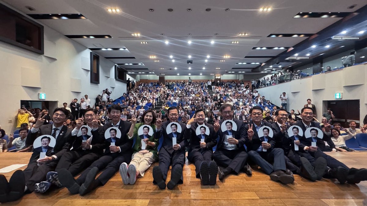dolpasalon's tweet image. 사회주의자가 됐습니다.
나주, 여수, 인천, 천안, 광주...
&lt;당찬대 토크콘서트&gt; 사회를 도맡아왔습니다.
당심과 의심,
당원 마음과 의원 마음이
다르지 않다는 걸 확인하고 싶었습니다.
사진 속 당원들은 오더 받는 존재가 아닙니다.
조직을 움직이는 힘은
의원 오더가 아니라 당원의 호응입니다.