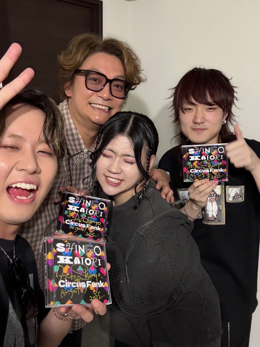 KtjmDX's tweet image. みんな今日はありがとー！！
サイン入りのアルバムくれた。
あとここ俺ん家。なんで俺の家に？……