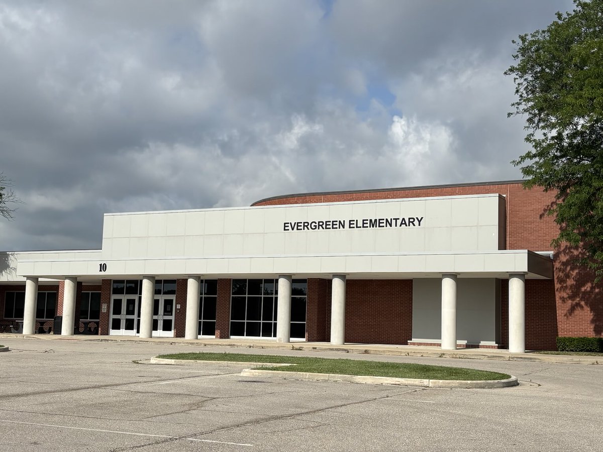 AvonSupt's tweet image. A whole lot of work has happened in @OrioleTweets schools this summer - including converting 2 intermediate schools to K-5 elementary schools. Made real when I saw new signage go up! Outside made even better without portable classrooms!
