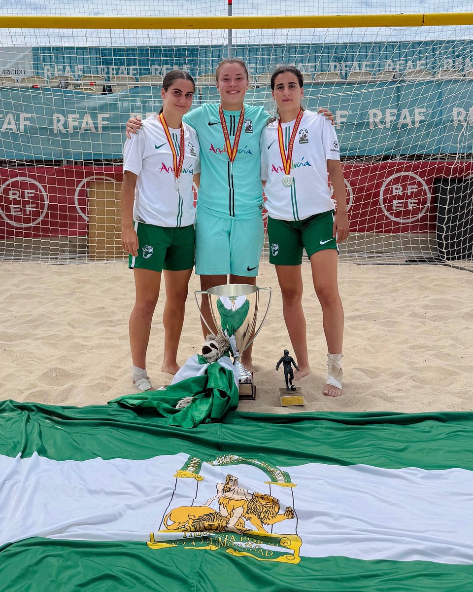 🥈 Subcampeonas de España Sub-20

Nuestras jugadoras Carmen, Ángela y Evita han cerrado su participación en el Campeonato Nacional de Selecciones Autonómicas con Andalucía logrando un gran subcampeonato.

💚 Orgullosas de vosotras