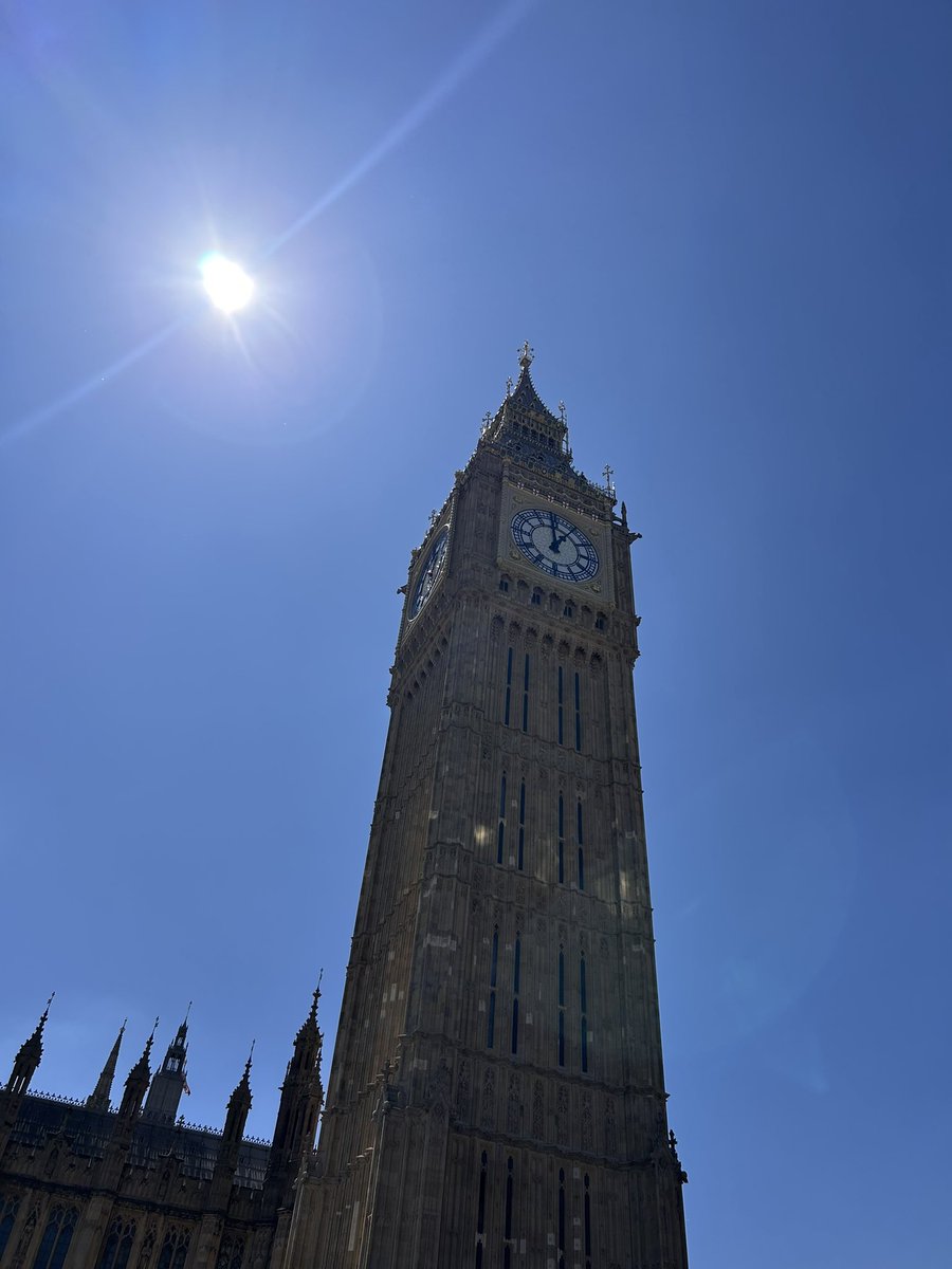 repeverdeen's tweet image. good afternoon london, day 2! ☎️🕰️🎡🤍