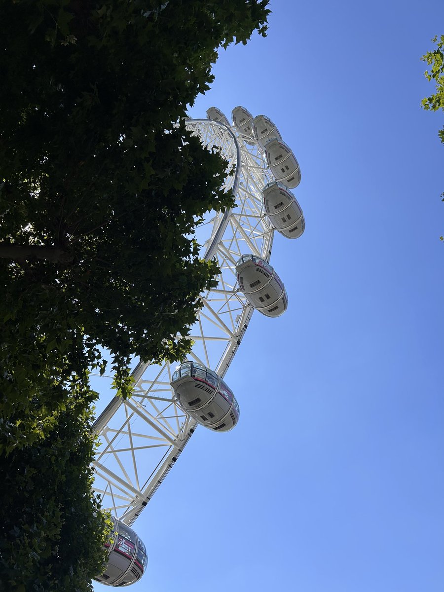repeverdeen's tweet image. good afternoon london, day 2! ☎️🕰️🎡🤍
