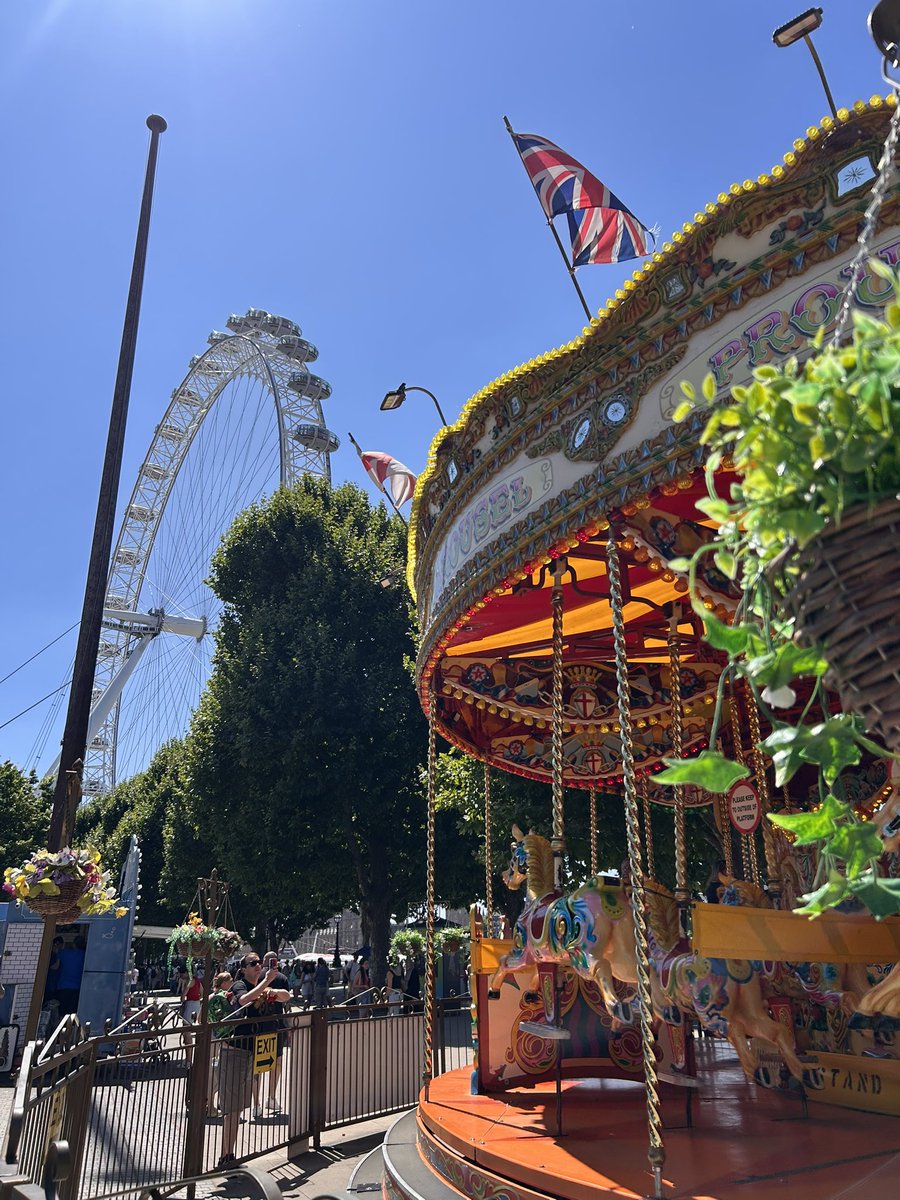 repeverdeen's tweet image. good afternoon london, day 2! ☎️🕰️🎡🤍