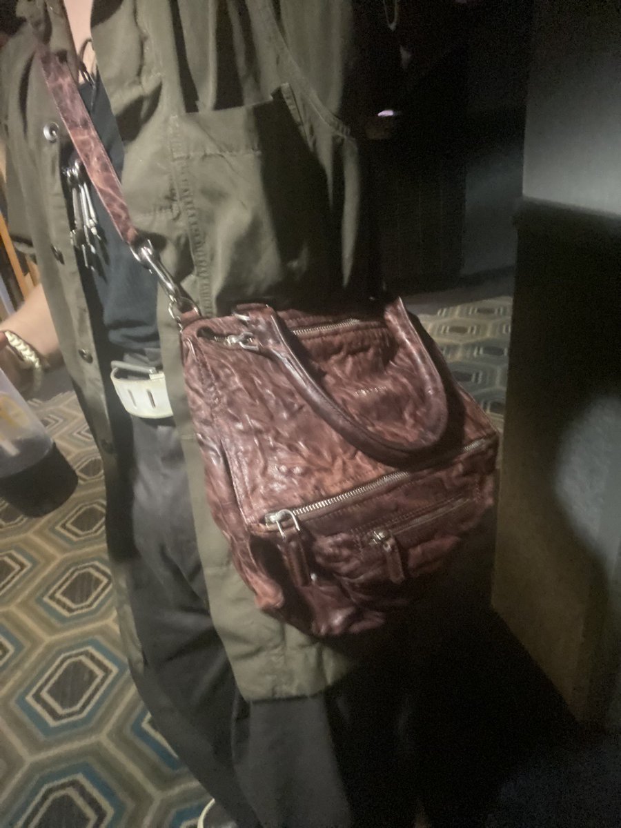 New bag!!! My aunt basically donated an entire givenchy pandora bag to me. Too bad the red color only really shows up in the first pic, gotta get this bad boy in natural light :)