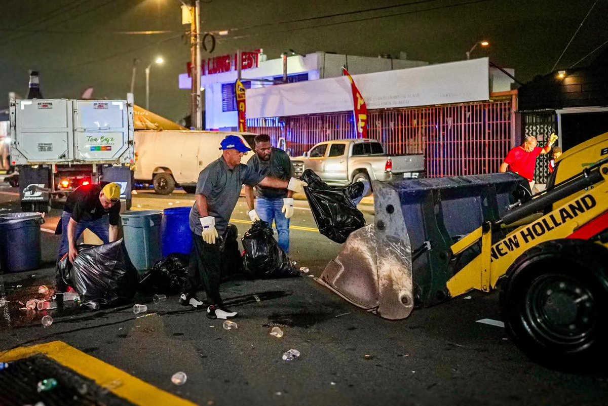 Reconocemos la titánica labor de nuestro personal de Obras Públicas, quienes como cada año permanecieron hasta la madrugada dejando completamente limpia La Boulevard. Son los héroes anónimos durante todo el evento, y especialmente cuando termina la fiesta. 

¡Gracias!