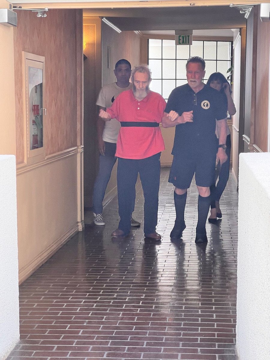 John Milius, director de Conan, se está muriendo de cancer terminal y Arnold ha ido a visitarle