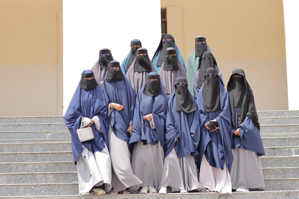 HormuudUni's tweet image. لقطات من يوم مناقشة مشاريع التخرج لطلبة كلية الشريعة والقيادة بجامعة هرمود.
#كليةالشريعةوالقياده
#جامعةهرمود