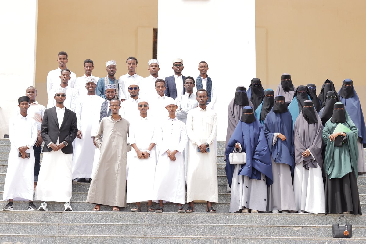 HormuudUni's tweet image. لقطات من يوم مناقشة مشاريع التخرج لطلبة كلية الشريعة والقيادة بجامعة هرمود.
#كليةالشريعةوالقياده
#جامعةهرمود