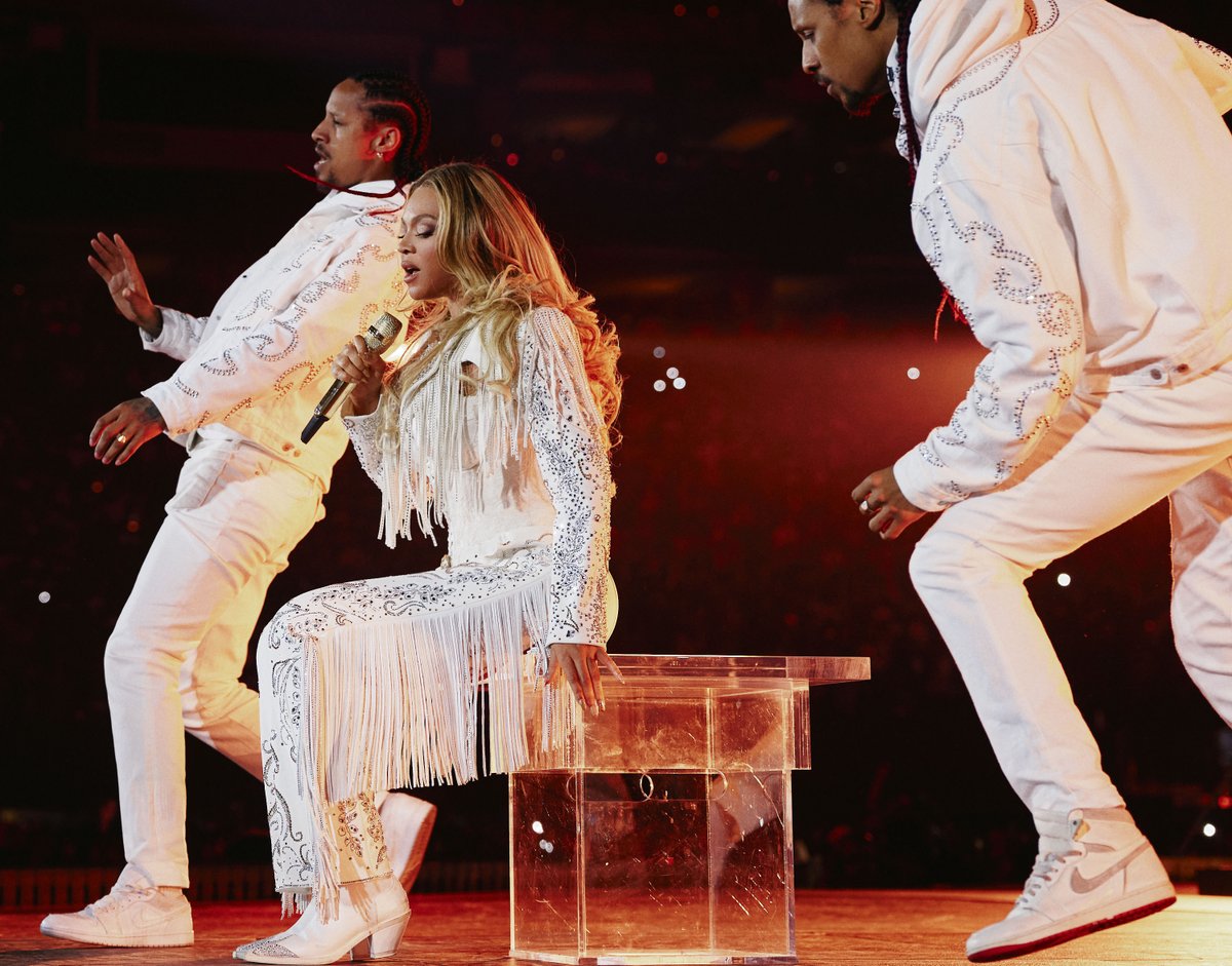MBStadium's tweet image. 🎶 I plan to steal your heart again On.... Sunday night🎶
No Beyoncé tonight so sit down, relax and rest your voices to get ready for night THREE in the ATL!