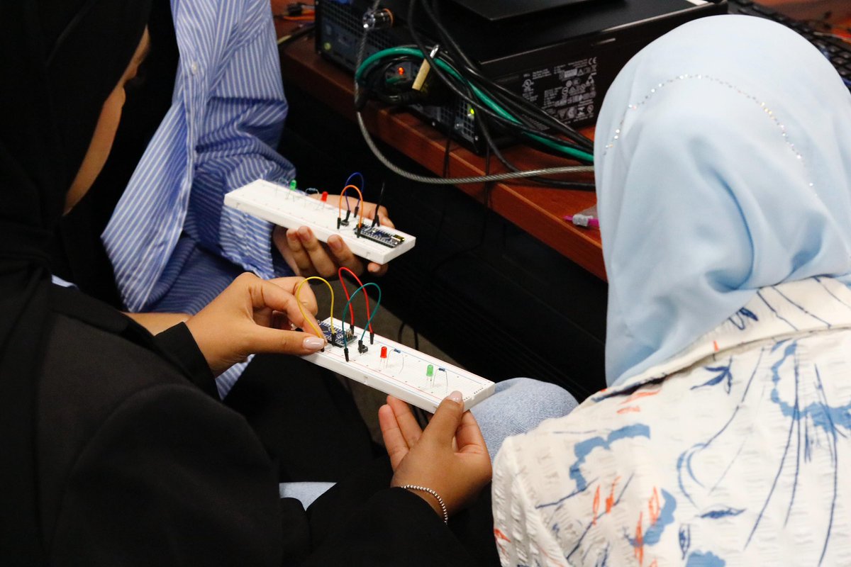 🎓 هذا الأسبوع في برنامج USC الصيفي للتبادل الهندسي العالمي:

🔸 تجارب عملية في الإلكترونيات باستخدام Arduino
🔸 محاكاة انتقال الحرارة ثلاثية الأبعاد عبر COMSOL
🔸 زيارة لمشاريع الهندسة المدنية المبتكرة
🔸 جولات في مختبرات بحثية متعددة التخصصات
🔸 جولة ميدانية في شركة Colite