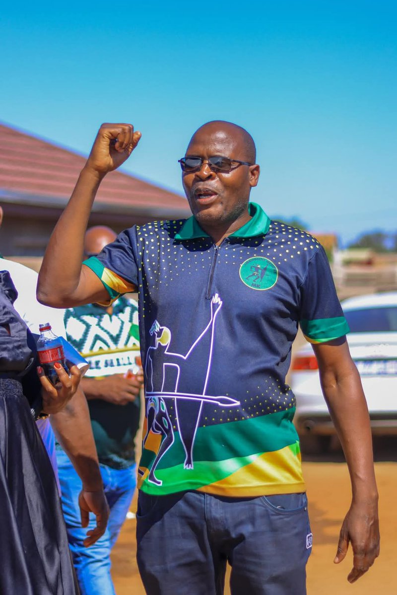 matumba_anthony's tweet image. Meet the Spokesperson of Mayibuye in Limpopo. It is unfortunate that Twitter allow the maximum of four photos. I still have more than three photos of him in regalia of different parties. For now just know that he is former ABC, PA, MKP and AADP of Benny Mayengani.

Let me not…