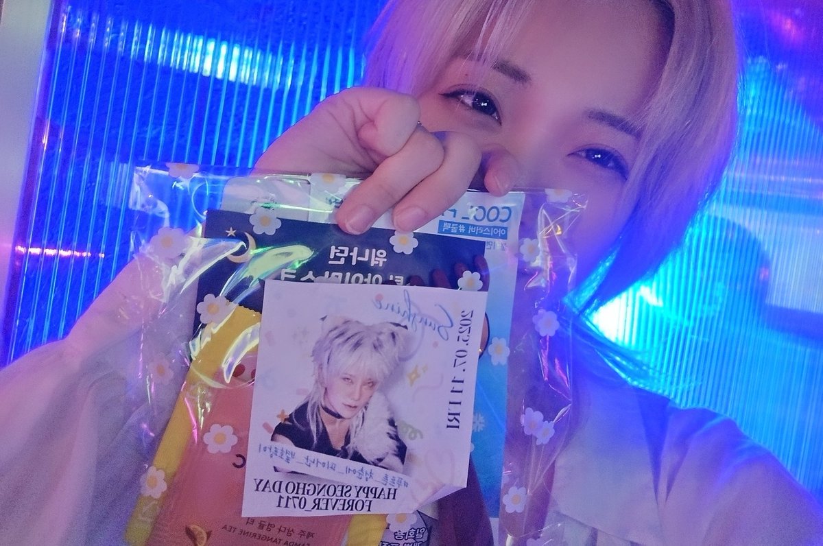 #푸르른_청춘에_피어난_별호랑이
끝내주게 놀고 끝내주는 회복타임이 필요했음이..... 아침에 나가기직전에 찍었더니 눈에서 엄청난 도파민으로 즐거워하는게 담겼어