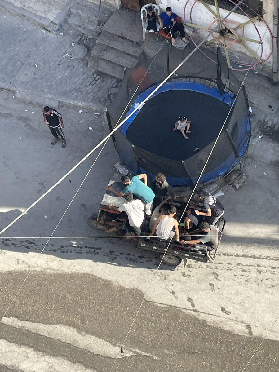 استهدافين خلال دقائق في مخيم الشاطئ غرب #غزة، لتجمعات مواطنين في قلب السوق وفي منطقة الشمالي.

عدد كبير من الشهداء والجرحى ملقون على الأرض ولا قدرة على إنقاذهم، مع عدم توفر سيارات إسعاف.

بعض الجرحى نُقلوا بسيارات مدنية وعربات تجرها حيوانات وعربات "تكتك".