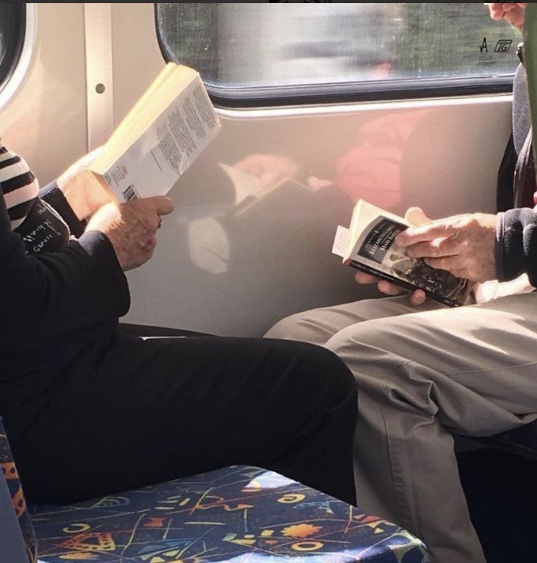 كلما انتشرت عادة القراءة بين افراد المجتمع ، كلما قلت شحنة الغضب بينهم ، لأنه غالبًا ما يكون الغضب نتاج الجهل ، والقراءة تلتهم الجهل