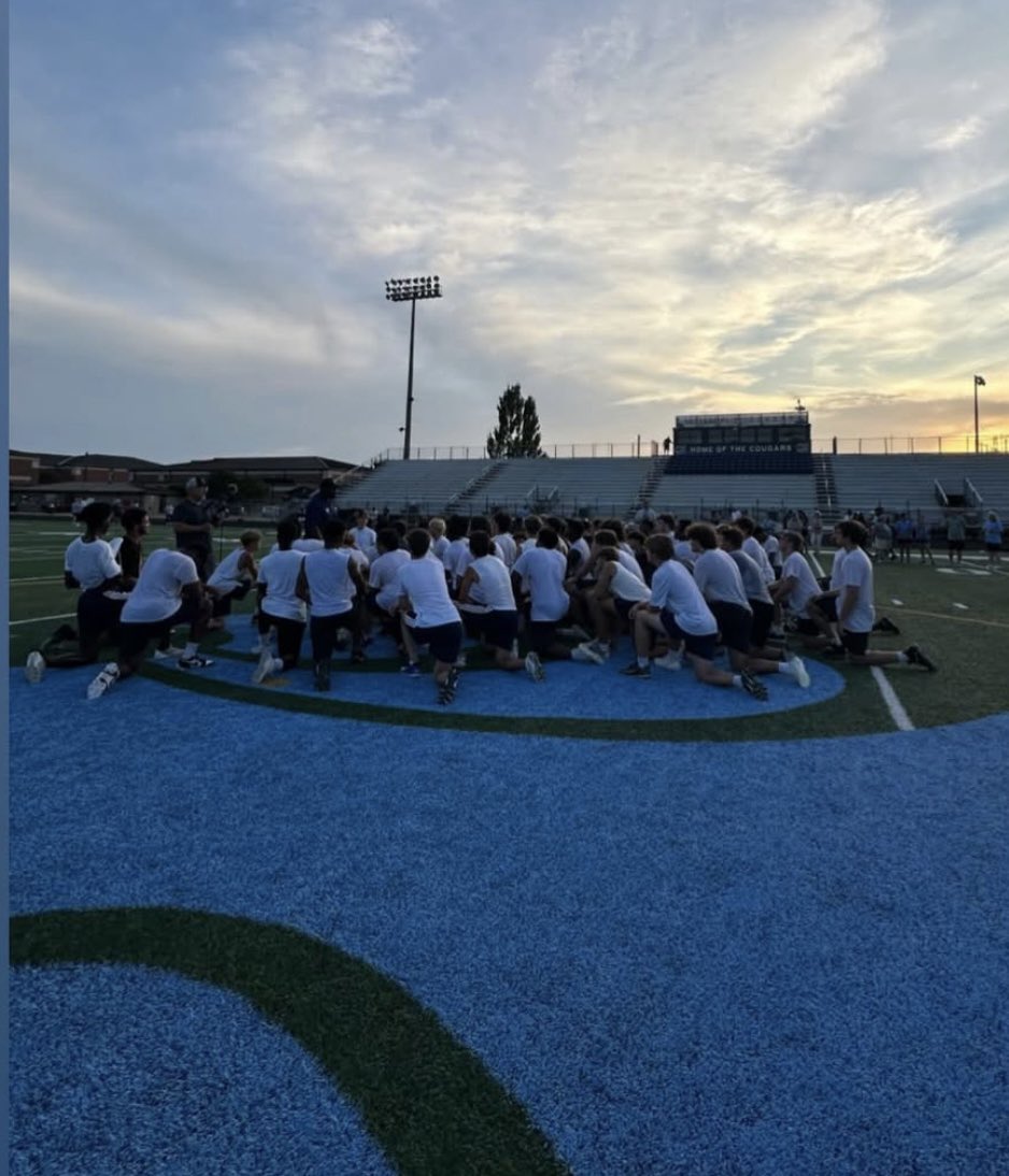 chs_cougars_fb's tweet image. Great evening with our parents coaching the team for practice! Very special night. New coach. New principal. There’s a whole new #MotionOnMallory. 41 days till kickoff. #OneTeamOneHeartbeat #Family