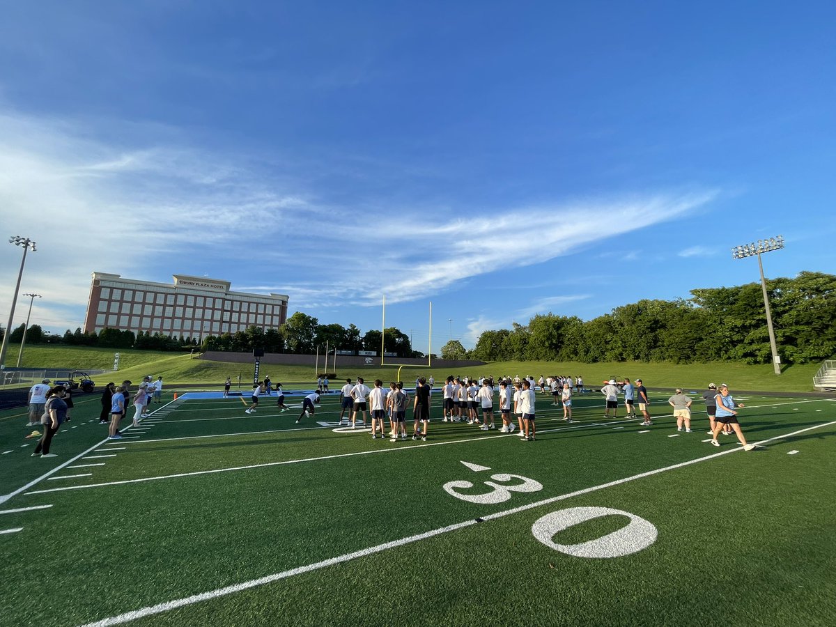 chs_cougars_fb's tweet image. Great evening with our parents coaching the team for practice! Very special night. New coach. New principal. There’s a whole new #MotionOnMallory. 41 days till kickoff. #OneTeamOneHeartbeat #Family