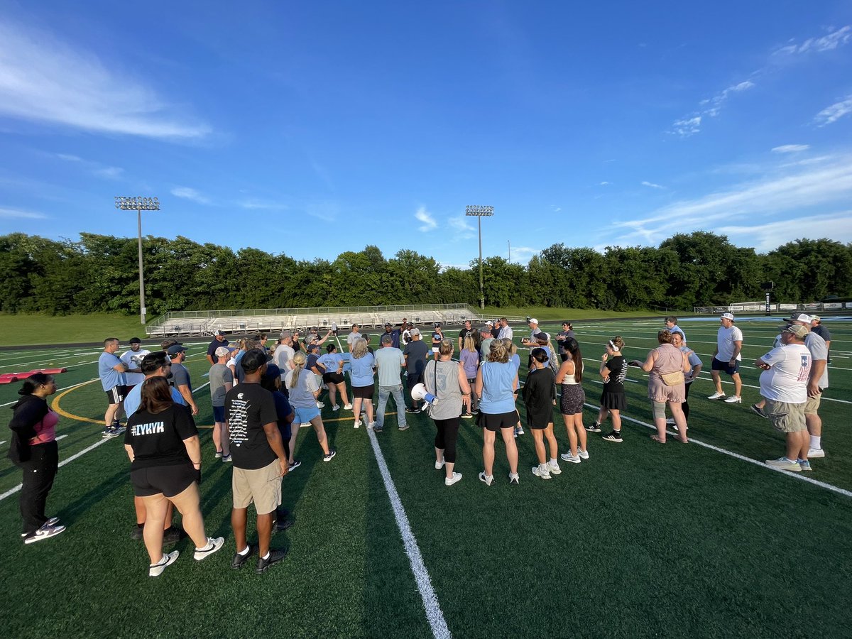 chs_cougars_fb's tweet image. Great evening with our parents coaching the team for practice! Very special night. New coach. New principal. There’s a whole new #MotionOnMallory. 41 days till kickoff. #OneTeamOneHeartbeat #Family