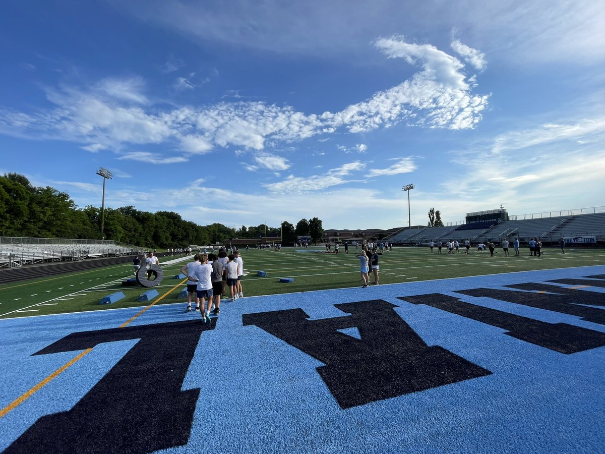 chs_cougars_fb's tweet image. Great evening with our parents coaching the team for practice! Very special night. New coach. New principal. There’s a whole new #MotionOnMallory. 41 days till kickoff. #OneTeamOneHeartbeat #Family