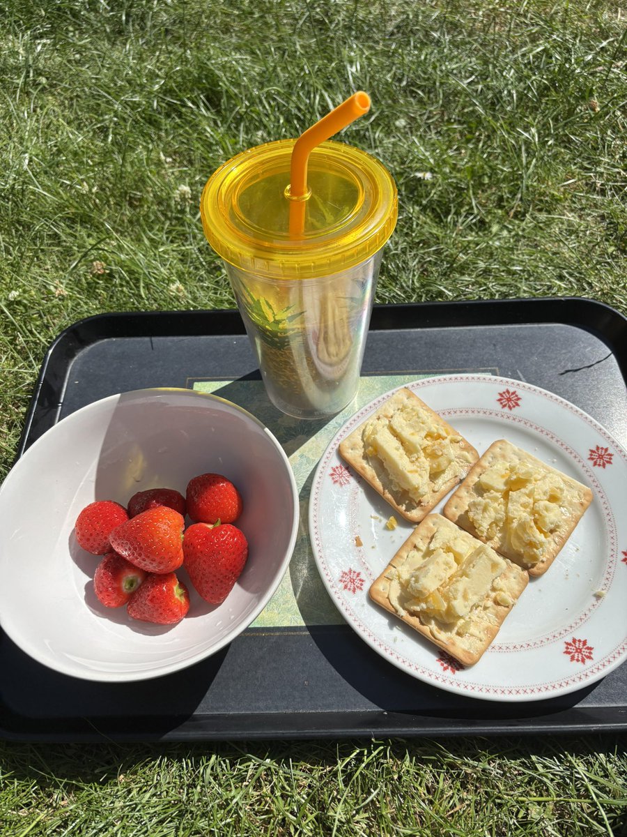 Soaking up the Vit D with a Bailey’s iced coffee, cheese ‘n’ crackers and sweet Scottish strawberries  🥤🧀🍓☀️#thisisthelife 
Happy Saturday folks 😎