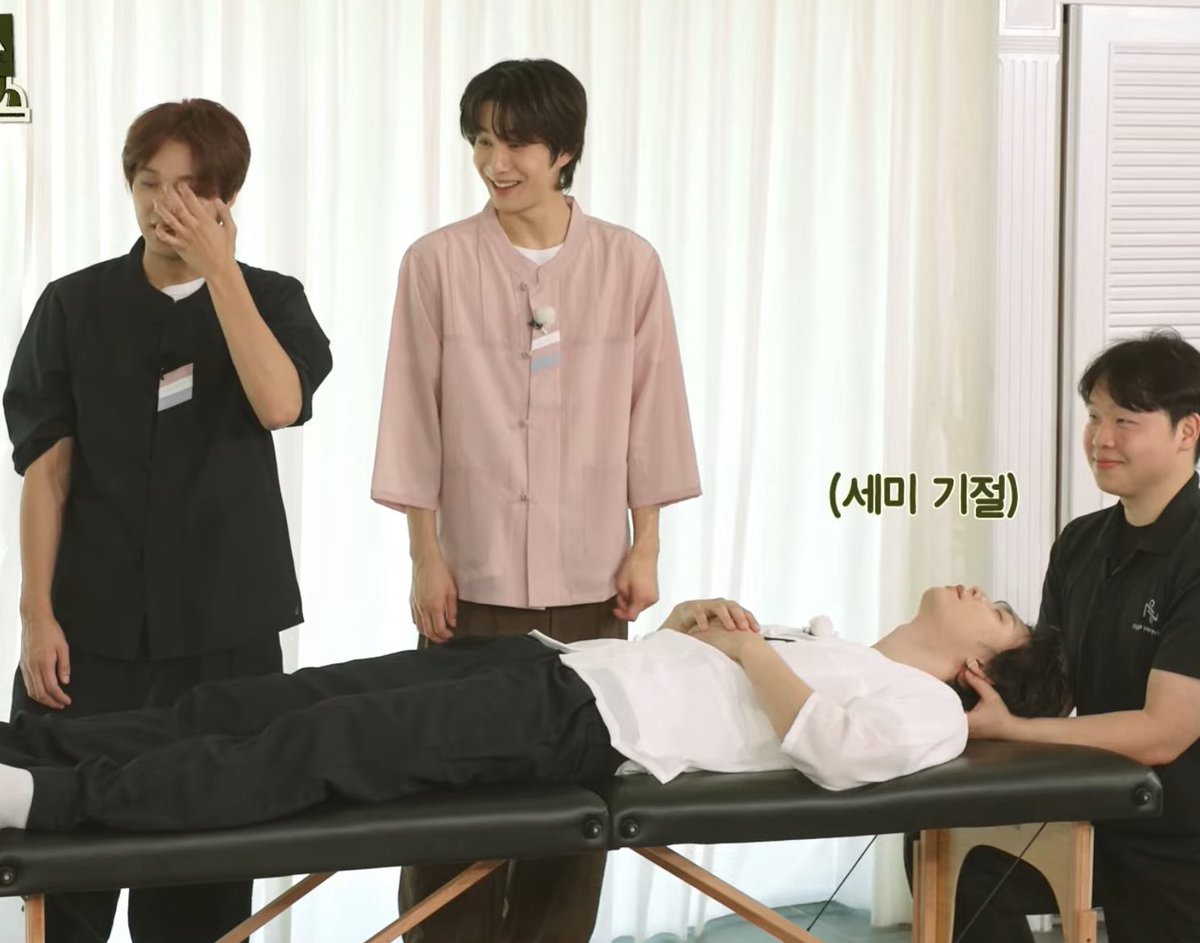 เอ็นดูจอห์นนี่อะ ขึ้นชื่อเรื่องเนี้ยบละรักความสะอาดมาก😂 นี่ก่อนหน้าโดยองนอนนวดฝั่งนี้ พอถึงตาฮีไปนวดฮีบอกว่ามีคสอเลอะ เลยนอนหันไปอีกฝั่งทันที  จะบ้า5555555