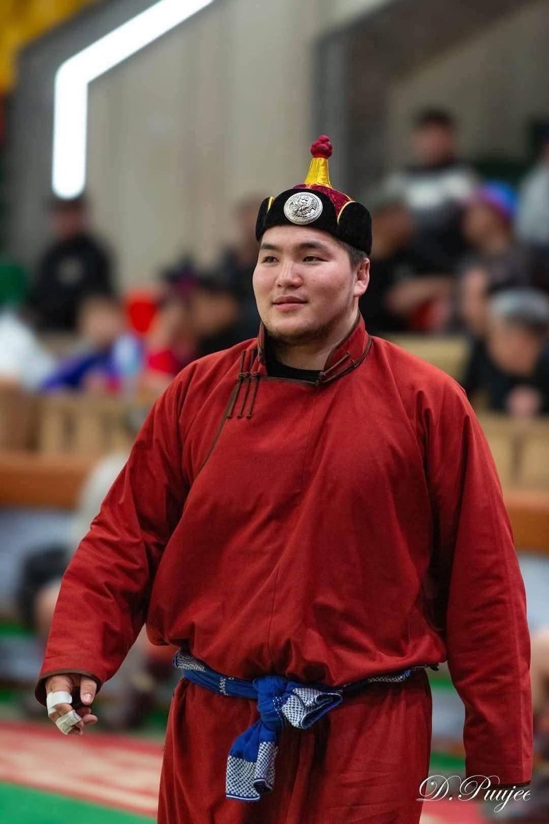 Уухай уухай уухай.Ийнхүү 76 жилийн дараа.Хонгор нутгаас минь түрүү бөх тодорлоо ❤️❤️❤️❤️❤️