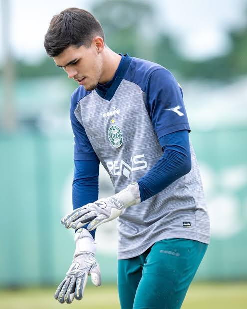 Pedro morisco, esse merecia uma proposta, para substituir o John a altura. Lembrando que o já sondamos antes da chegada de Léo link👍