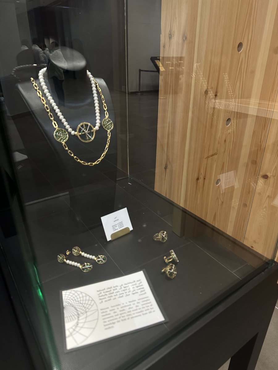 امس شفت هذي المجوهرات حقيقيي فكره التصميم ملهمه مرره تبين لنا كيف من فكرة العلمية (الاسطرلاب) تترجمت لقطعة فنيه والي ابهرني اكثر انها مستلهمه من عالمة فلكية مسلمة 
 🥹