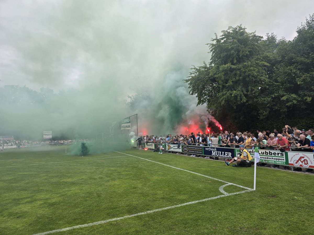 John de Jonge (@johndejonge1) on Twitter photo 2-0 voor <a href="/fcgroningen/">FC Groningen</a> tegen Emmen. Vriendschappelijk, zegt dus niks. Wel mooi om te zien hoe druk het was. Het leeft.
Prima georganiseerd door <a href="/DeGroenwitter/">🟢⚪️ v.v. Musselkanaal 🟢⚪️</a>. Maar ja, logisch, is ook groen-wit.
<a href="/SVFCG/">Supportersvereniging FC Groningen</a> 2-0 voor <a href="/fcgroningen/">FC Groningen</a> tegen Emmen. Vriendschappelijk, zegt dus niks. Wel mooi om te zien hoe druk het was. Het leeft.
Prima georganiseerd door <a href="/DeGroenwitter/">🟢⚪️ v.v. Musselkanaal 🟢⚪️</a>. Maar ja, logisch, is ook groen-wit.
<a href="/SVFCG/">Supportersvereniging FC Groningen</a>