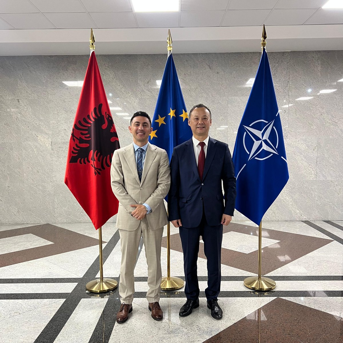 Honored to meet Mr. Ruslan Kazakbayev, Kyrgyzstan’s non-resident Ambassador to Albania, following the presentation of his credentials. 🇦🇱🇰🇬

Kyrgyzstan serves as a crossroads of global trade in Central Asia, and is important for Albania's efforts to expand our economic ties.