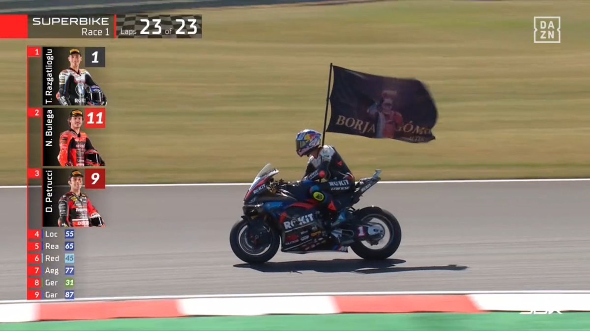 HONOR A TOPRAK RAZGATLOGLU, que se acuerda de Borja Gómez con su bandera, su dorsal y su foto tras ganar en Inglaterra. #WSBK