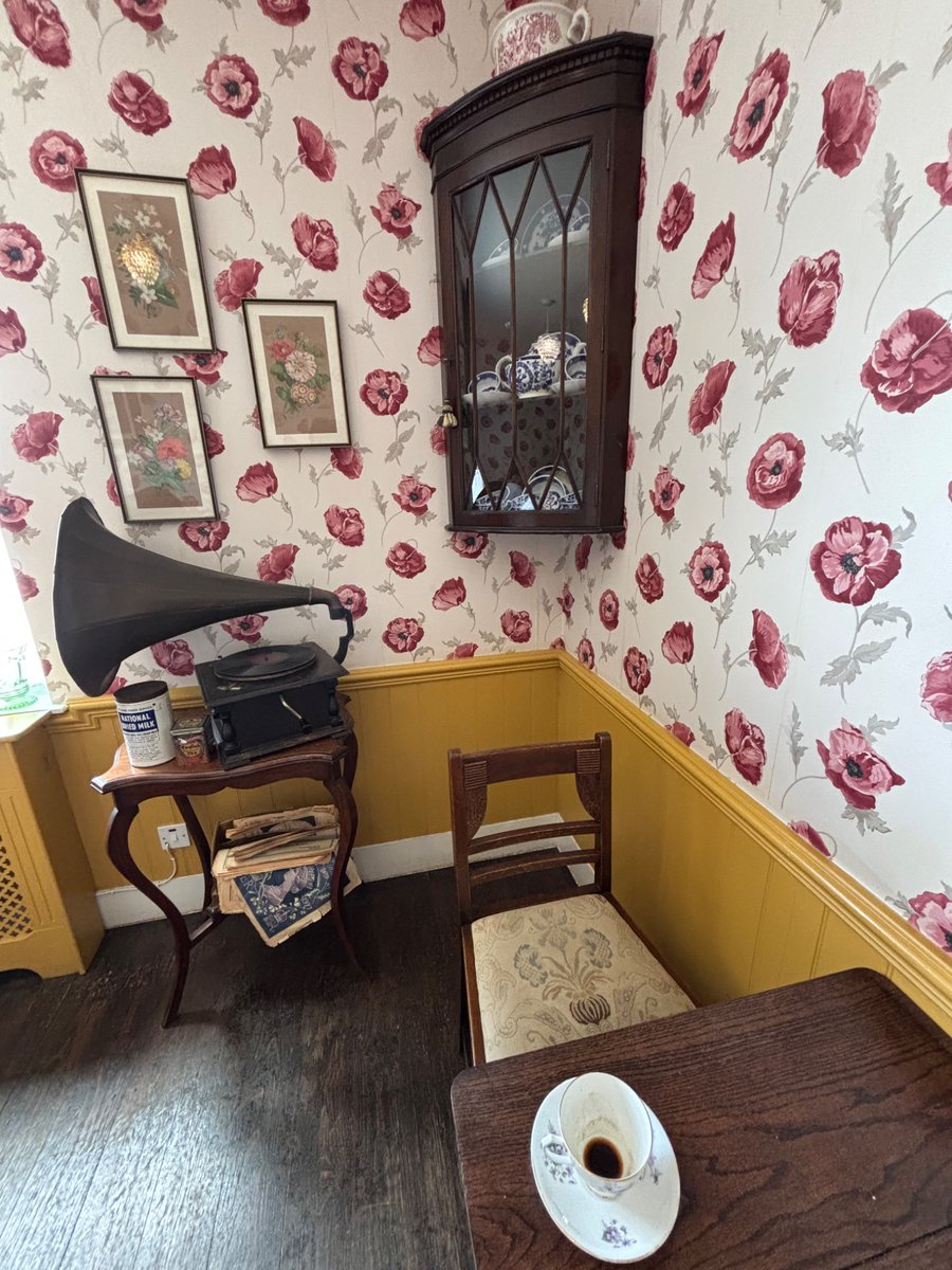 formanofkent's tweet image. Today we walked four miles along the White Cliffs of Dover to South Foreland Lighthouse and had coffee and scones in their little tea shop