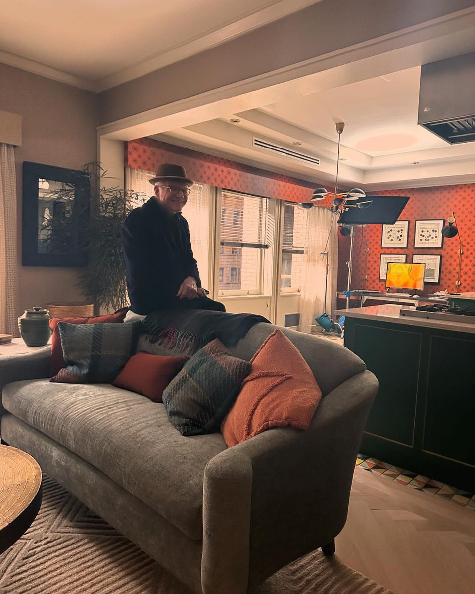 thedailymartins's tweet image. steve martin, martin short, selena gomez + other cast & crew members on the set of ‘only murders in the building’ season one in new york city (2020)
📸: selenagomez & babyhowardsbuddies | ig