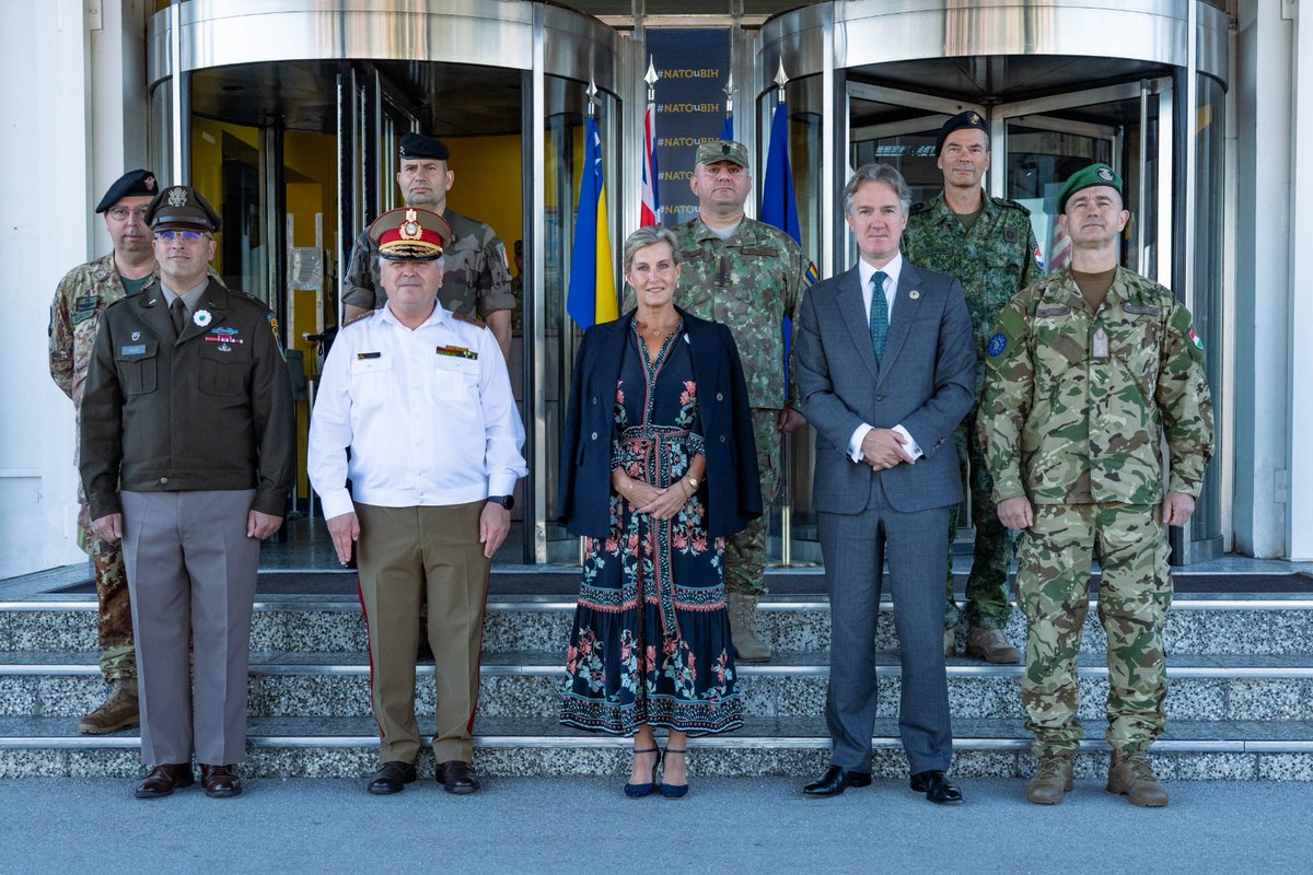 JulianReillyUK's tweet image. Vojvotkinja od Edinburgha zahvalila se pripadnicima britanskih snaga, komandantu EUFOR-a i komandantu NATO štaba Sarajevo na koordiniranim naporima podrške miru i sigurnosti u BiH, na podršci ustavnom poretku i vladavini prava, te euroatlantskoj budućnosti BiH.