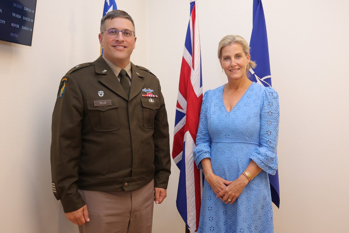 JulianReillyUK's tweet image. Vojvotkinja od Edinburgha zahvalila se pripadnicima britanskih snaga, komandantu EUFOR-a i komandantu NATO štaba Sarajevo na koordiniranim naporima podrške miru i sigurnosti u BiH, na podršci ustavnom poretku i vladavini prava, te euroatlantskoj budućnosti BiH.