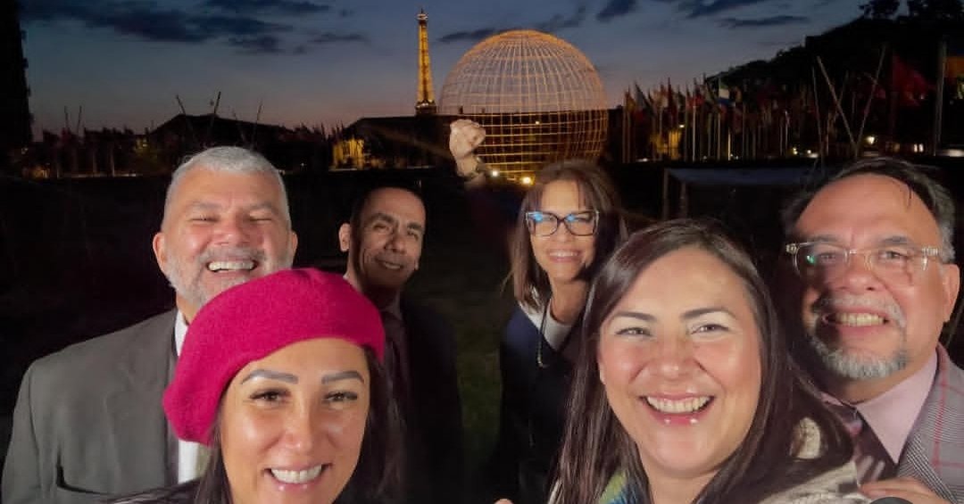 𝗔𝗻𝗮 𝗱𝗲 𝗥𝗼𝗱𝗿í𝗴𝘂𝗲𝘇 (@mielodan) on Twitter photo 🇻🇪 ¡Que orgullo!!!
Gracias a nuestros compatriotas Rodulfo Pérez y Ricardo Molina, por llevar a la UNESCO la gran *MISIÓN MADRE TIERRA VENEZUELA*, recién lanzada por el Pdte. <a href="/NicolasMaduro/">Nicolás Maduro</a> 🍃👏
<a href="/RodulfoPerezVen/">Rodulfo Pérez</a> <a href="/ramolinap/">Ricardo Molina</a> <a href="/UNESCO/">UNESCO 🏛️ #Education #Sciences #Culture 🇺🇳</a> #12Julio #Venezuela 🇻🇪 ¡Que orgullo!!!
Gracias a nuestros compatriotas Rodulfo Pérez y Ricardo Molina, por llevar a la UNESCO la gran *MISIÓN MADRE TIERRA VENEZUELA*, recién lanzada por el Pdte. <a href="/NicolasMaduro/">Nicolás Maduro</a> 🍃👏
<a href="/RodulfoPerezVen/">Rodulfo Pérez</a> <a href="/ramolinap/">Ricardo Molina</a> <a href="/UNESCO/">UNESCO 🏛️ #Education #Sciences #Culture 🇺🇳</a> #12Julio #Venezuela