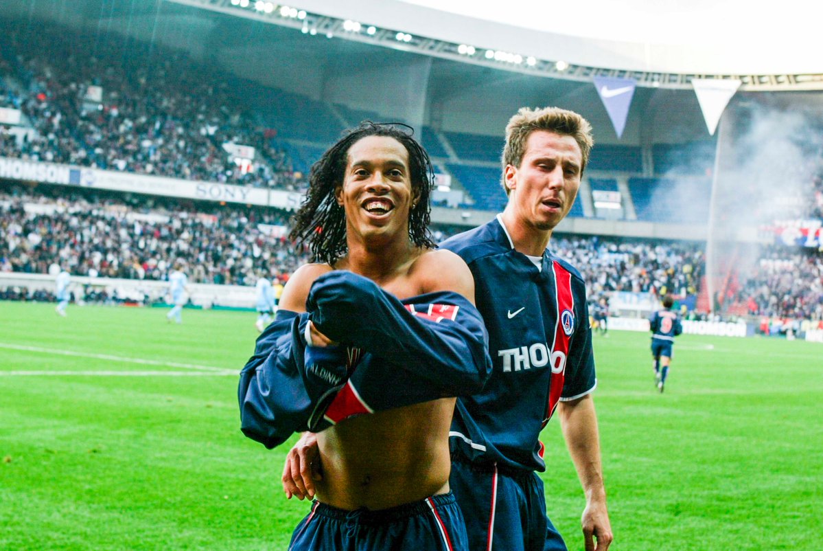 💪 Le PSG de 2001 aurait-il pu battre celui d'aujourd'hui ? Selon l'ancien attaquant Aloísio, c'est bien possible !

Sa décla complète ▶️ sofoot.com/breves/paris-l… 

(Le PSG en 2001, il était sexy, mais il terminait 4e derrière Auxerre, et le seul trophée qu'il gagnait... c'était