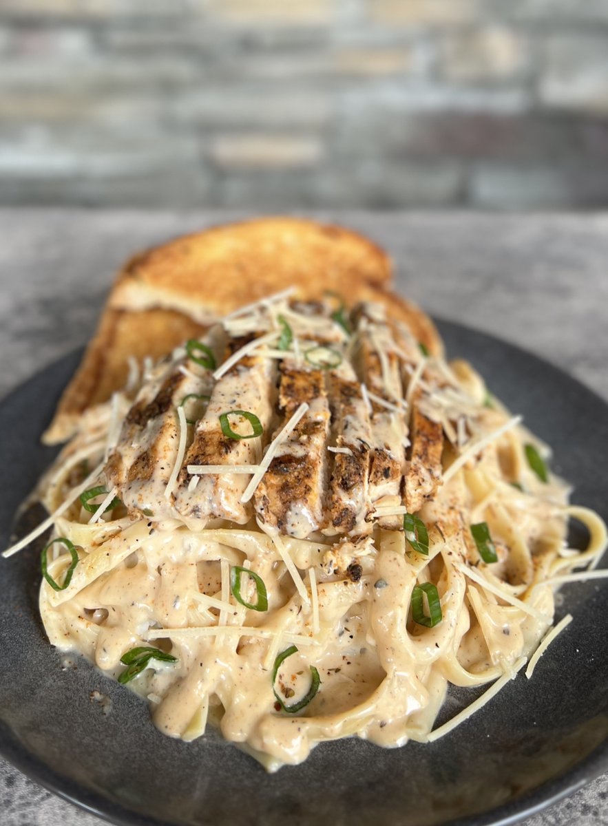 Get thrilled for a perfect date night with Cajun Chicken Alfredo &amp; a cocktail at Henry's! 🍹🍝😍🔥