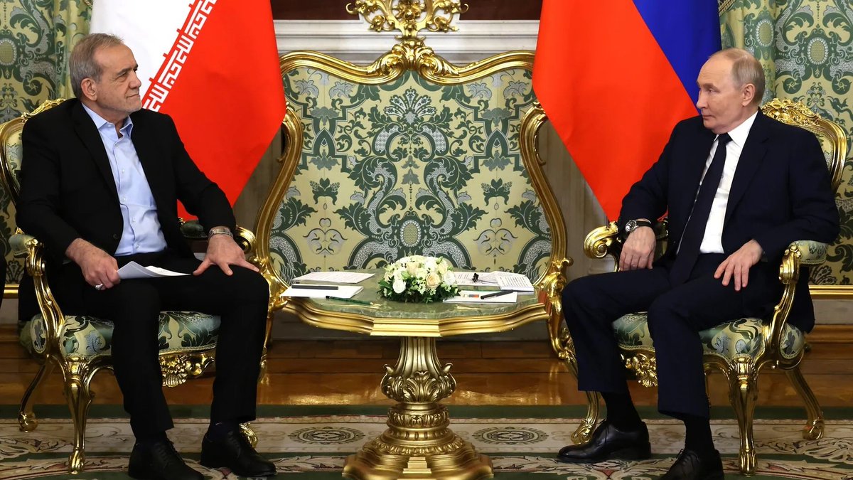 Deeplythough885's tweet image. 🇷🇺🇮🇷 AWKWARD TURN: PUTIN TELLS IRAN TO CHILL ON URANIUM
In a surprise move, Putin’s reportedly pushing Iran to stop all uranium enrichment — backing a “zero enrichment” nuclear deal with the U.S. 😳
This is the same Russia that’s been tight with Iran on nukes for years… now…