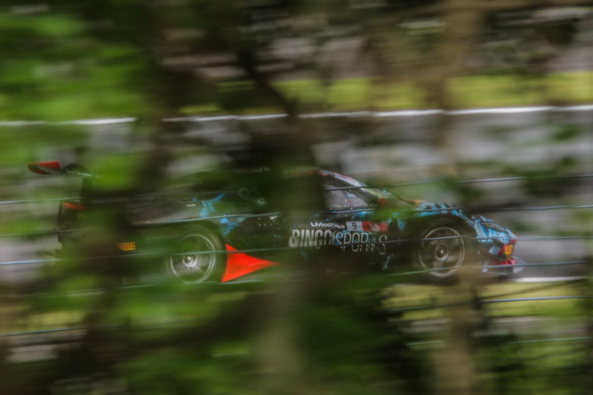 金曜日フリー走行コカコーラコーナー立ち上がりを森を前景にして撮ってたら公式？外人カメラマンニキが「お前一人でなんでそんなとこで撮ってるんだ？俺も撮ってみるぜ」って感じで一緒に撮ってた
良い写真撮れたかい？外人カメラマンニキ
#GTWorldChAsia
 #富士スピードウェイ