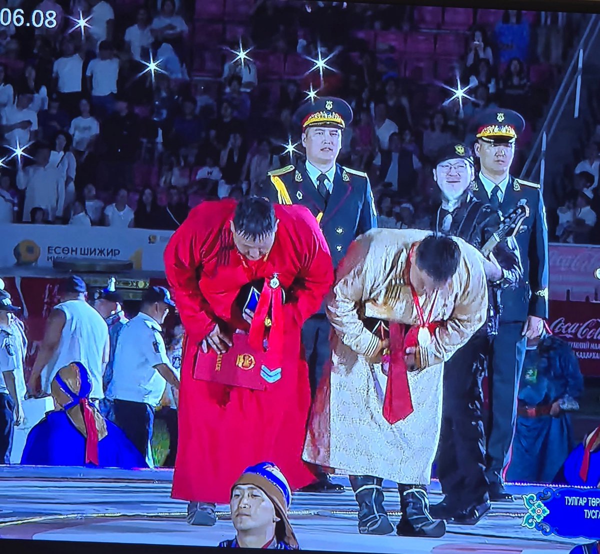 Түрүү үзүүр хоёр бөх  хөтлөлцөж байгаад үзэгчдэдээ ингэж ёслоод хаалтаа хийдэг наадам анх удаа үзэв.
Шинэ үе, шинэ цаг, шинэ соёл. Сайхан цаг ирсээр л байна. Нэг тийм дутуу зүйл бүрдээд дундуур бүхэн дүүрчихсэн юм шиг өег мэдрэмж. Үнэхээр сайхан❤️