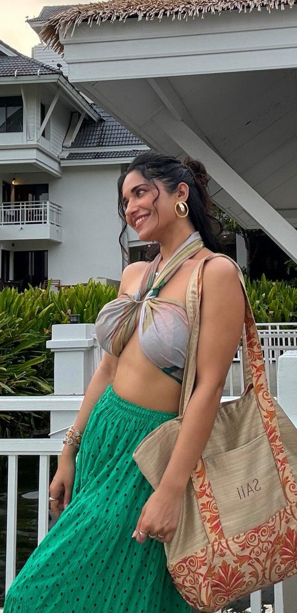 Ruhani Sharma on vacay time 

#ruhanisharma