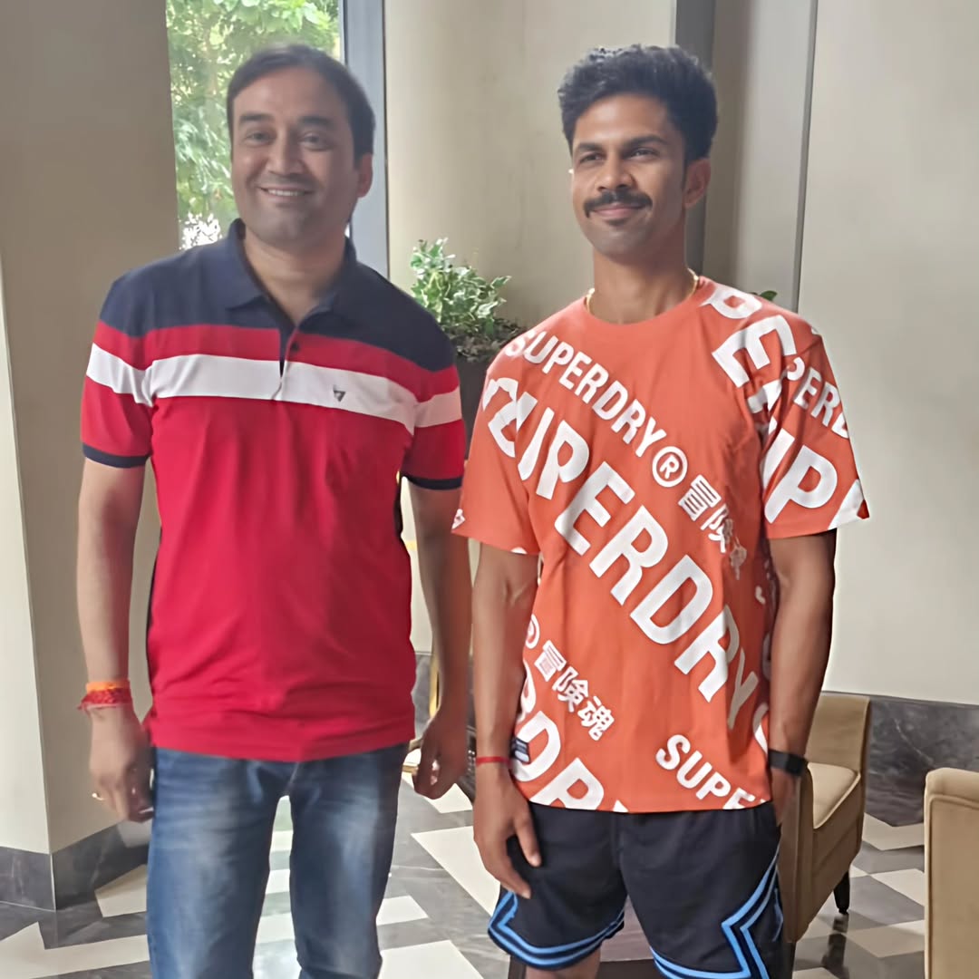 Looks like Dhoni grabbed his shirt from a Saroj Bazar best-deal sale and told Ruturaj to pick one too over a video call 🥲