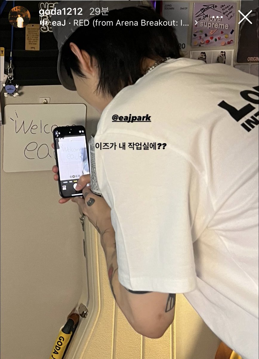 eajlike's tweet image. 천재✖️천재,
집사✖️집사?
고냥이 그림보구 귀여워서 웃구있는거 뒤통수만봐도 보임😝
#한국박제형
#canwejustpause
#FromRuinToRED
#eaJ1EP
#eaj1
#지구에서1뿐이지