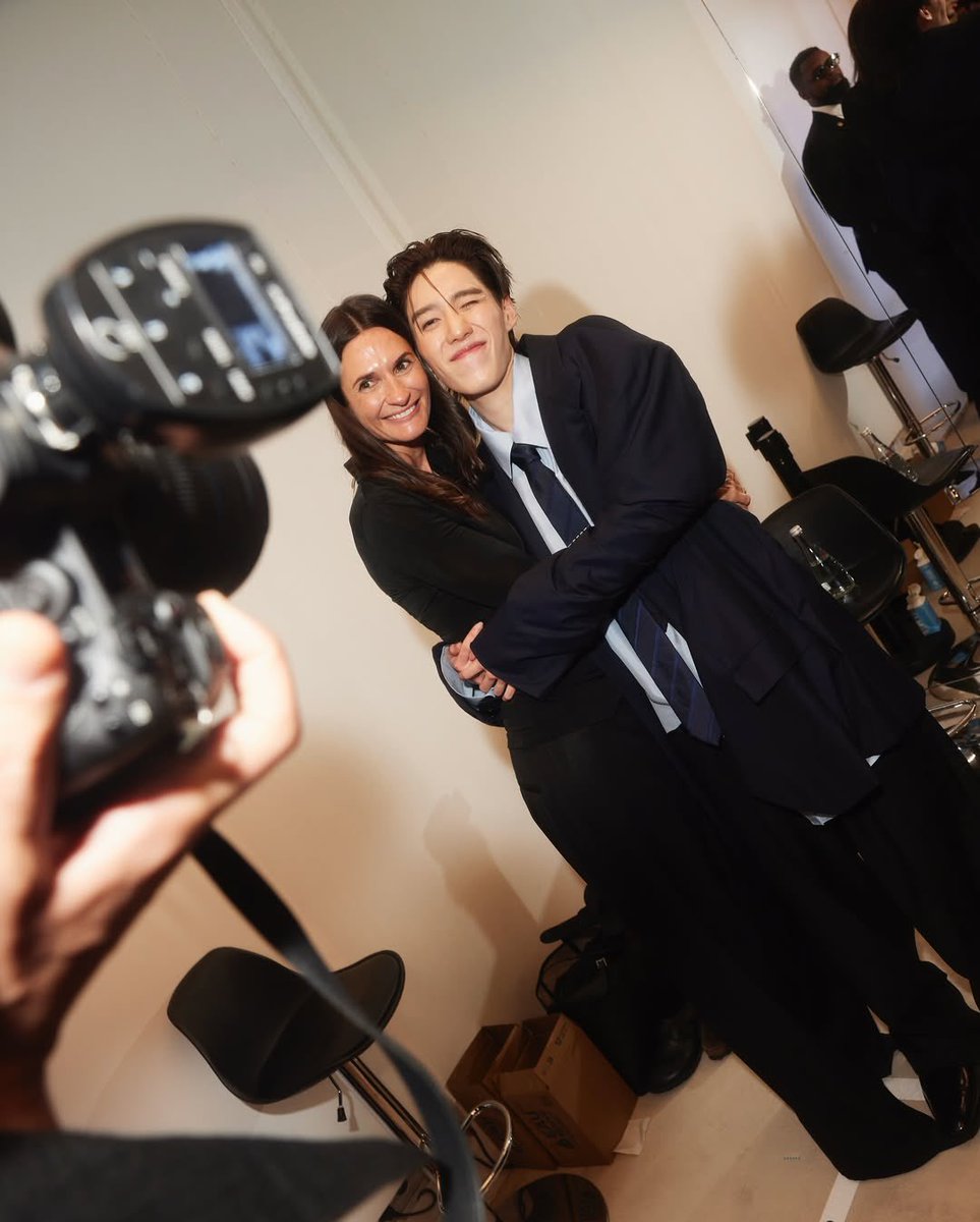 น้องพีพีกอดกับคุณ Ludivine เป็น CMO ของ Balenciaga คับ สุดจะน่ารักจิงๆ ไม่แปลกใจเลยที่หนูจิ๋วจะได้รับความรักเยอะๆ🤍

GBA PP KRIT BALENCIAGA #ppkritt 
#Balenciaga54thCouturexPPKRIT