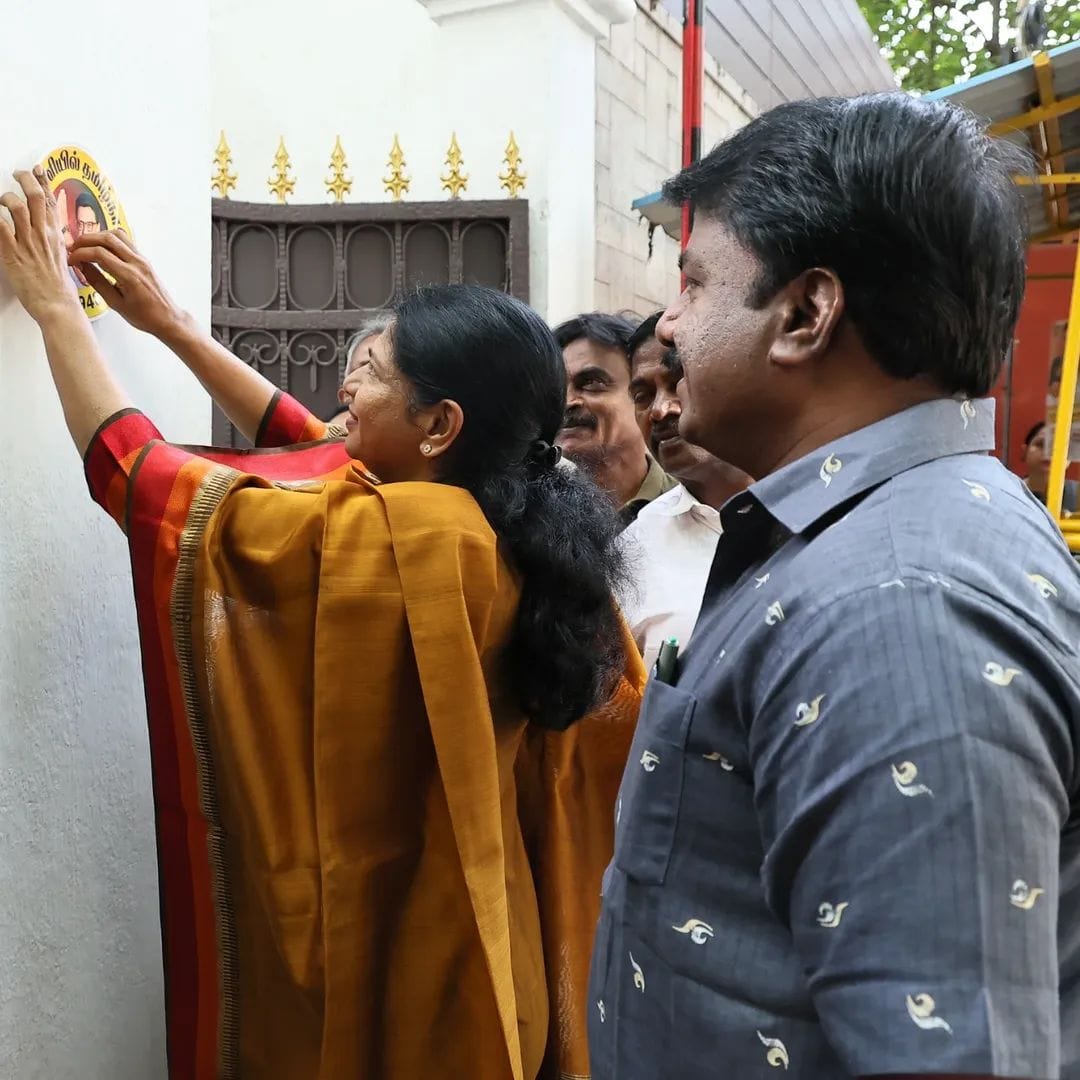 Kanimozhi (கனிமொழி) (@kanimozhidmk) on Twitter photo தமிழ்நாட்டின் மொழி - மானம் - உரிமை காக்க கழகத் தலைவர் - மாண்புமிகு முதலமைச்சர் அண்ணன் திரு. <a href="/mkstalin/">M.K.Stalin</a> அவர்கள் தலைமையில், திராவிட முன்னேற்றக் கழகத்தின் சார்பில் தொடங்கப்பட்டுள்ள, "ஓரணியில் தமிழ்நாடு" இயக்கத்தில் அம்மாவும் நானும் இன்று எங்களை இணைத்துக் கொண்டோம்.
சென்னை மேற்கு தமிழ்நாட்டின் மொழி - மானம் - உரிமை காக்க கழகத் தலைவர் - மாண்புமிகு முதலமைச்சர் அண்ணன் திரு. <a href="/mkstalin/">M.K.Stalin</a> அவர்கள் தலைமையில், திராவிட முன்னேற்றக் கழகத்தின் சார்பில் தொடங்கப்பட்டுள்ள, "ஓரணியில் தமிழ்நாடு" இயக்கத்தில் அம்மாவும் நானும் இன்று எங்களை இணைத்துக் கொண்டோம்.
சென்னை மேற்கு